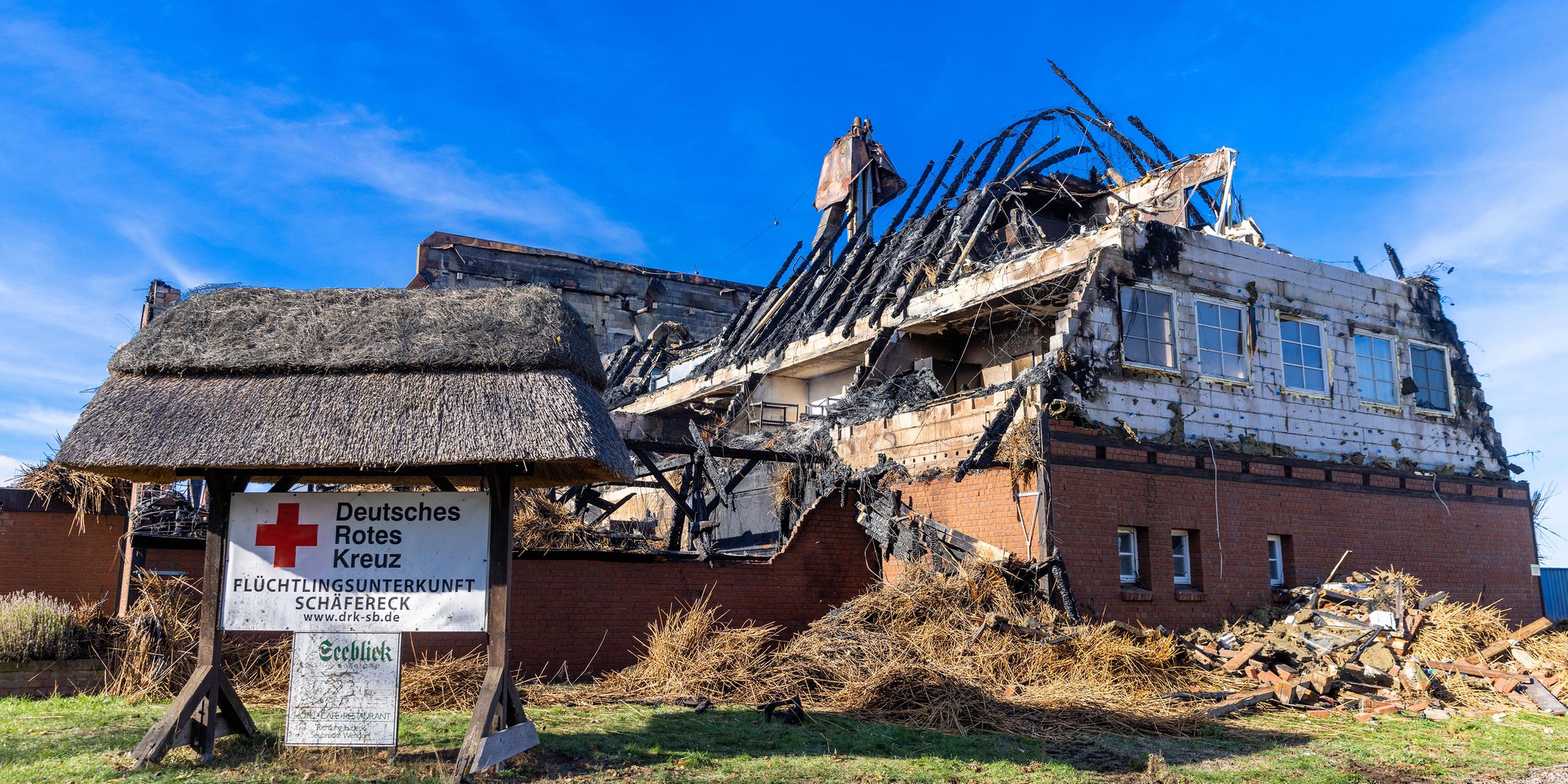 Abgebranntes Hotelgebäude, in dem ukrainische Flüchtlinge untergebracht waren