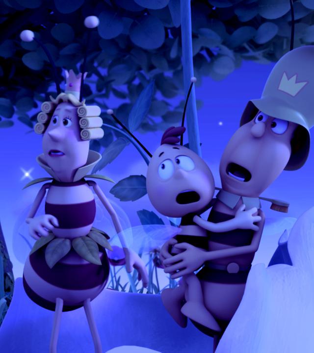 Willi und eine Wache liegen sich vor Schreck in den Armen. Die Sonnenkönigin steht daneben. Es ist Nacht und sehr dunkel.