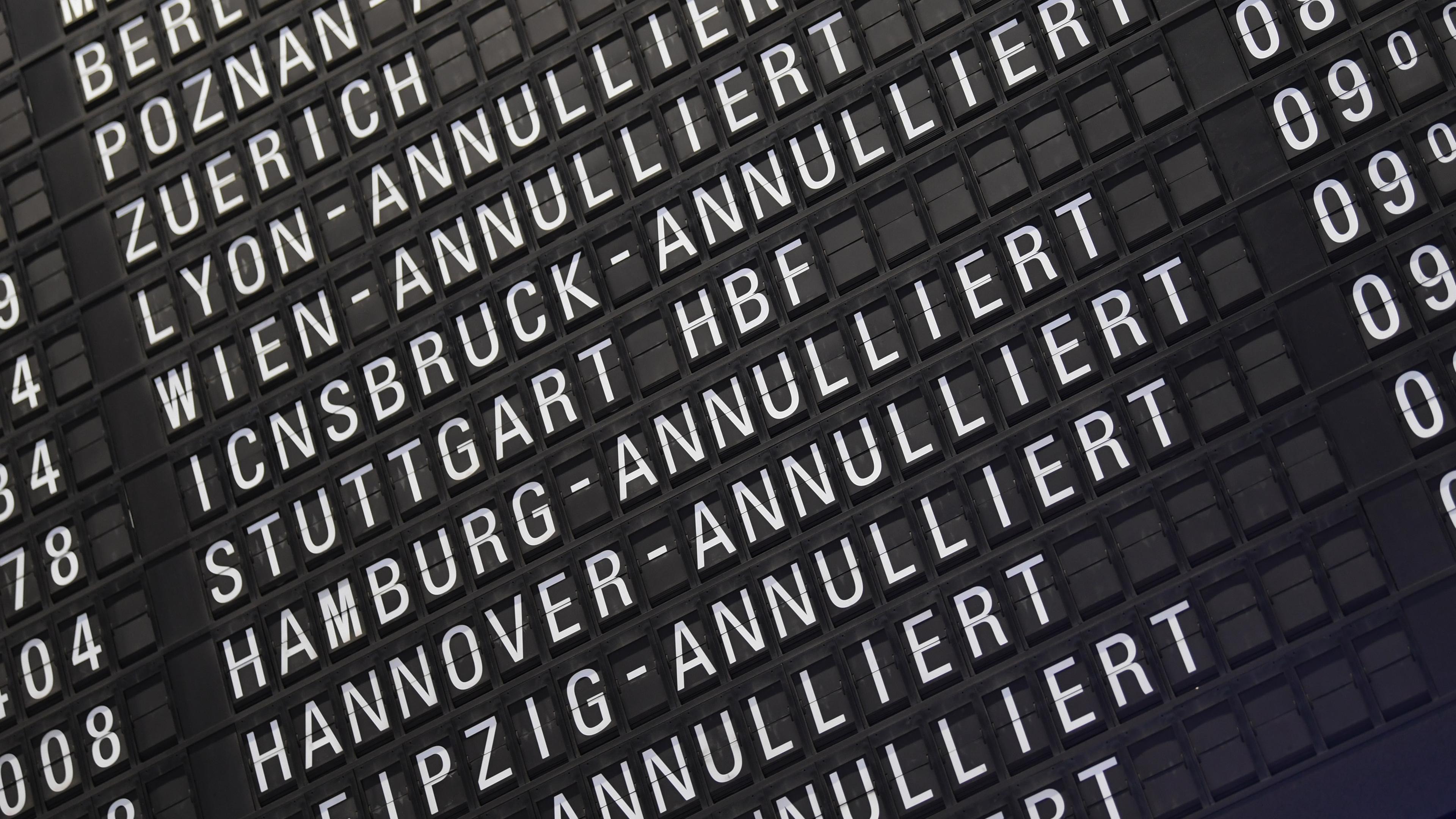Archiv: Anzeigetafel mit annullierten Flügen