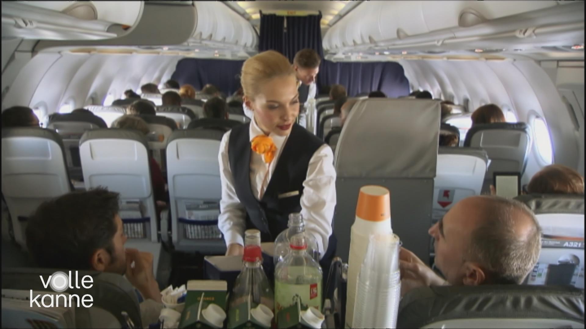 Fluggastrechte: Stewardess im Flugzeug bedient