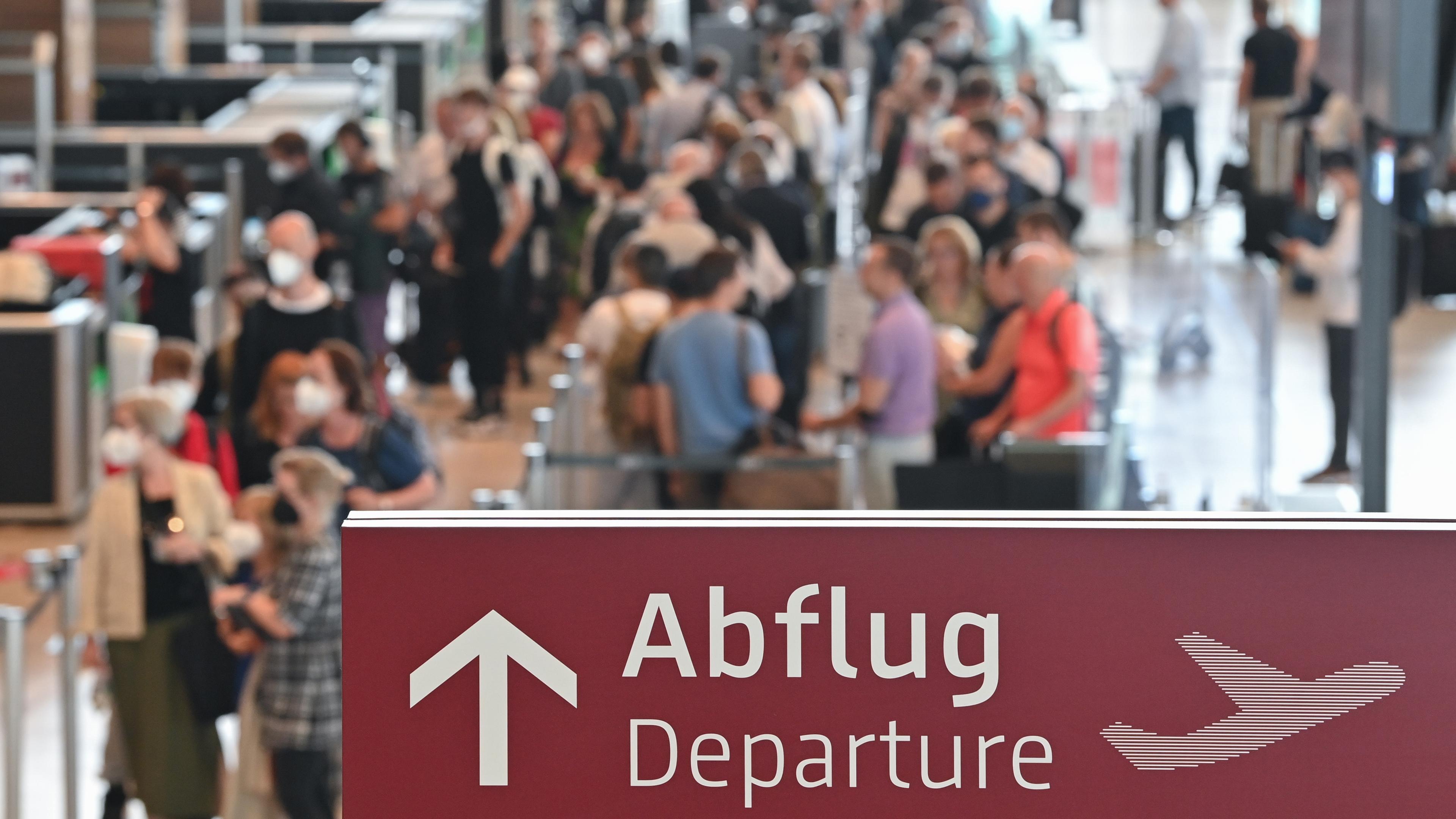Reisende warten in der Abflughalle des Hauptstadtflughafens Berlin Brandenburg (BER).