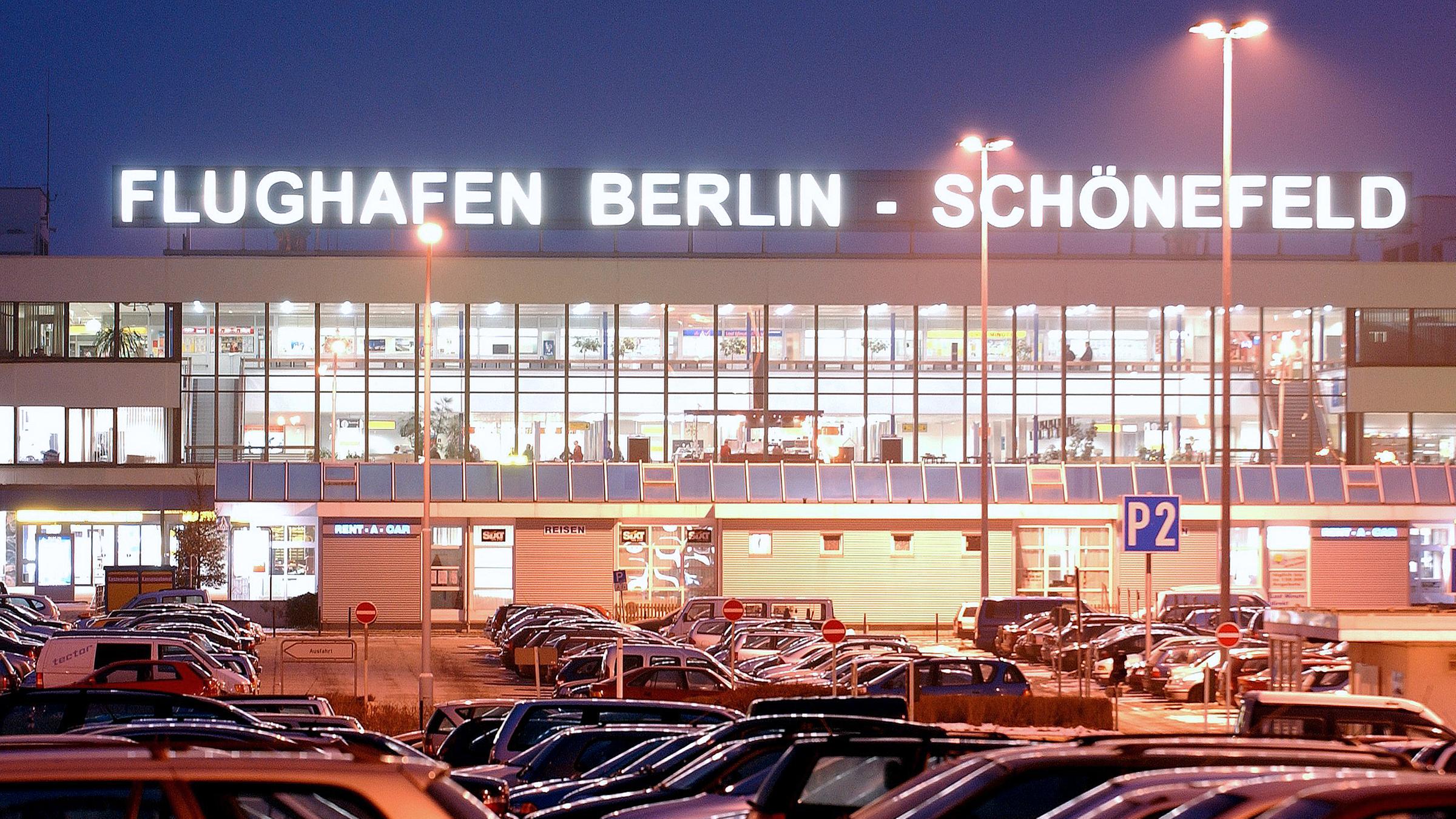 Archiv: Blick auf das abendlich angestrahlte Empfangsgebäude des Flughafens Schönefeld bei Berlin, aufgenommen am 20.02.2003