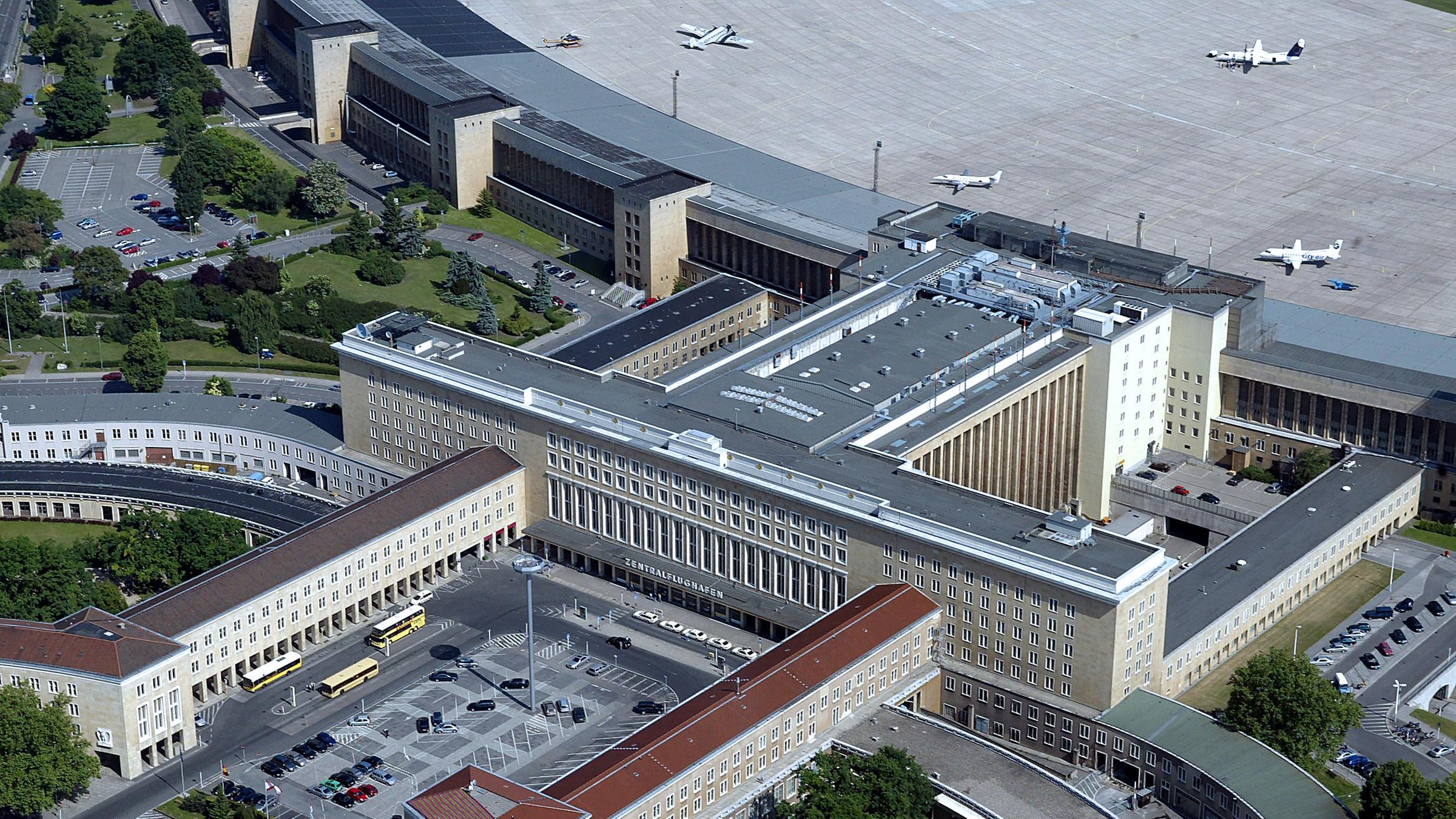 Archiv: Die Luftaufnahme zeigt das Abfertigungsgebäude und einen Teil des Rollfeldes des Flughafens Berlin-Tempelhof, aufgenommen am 02.06.2003