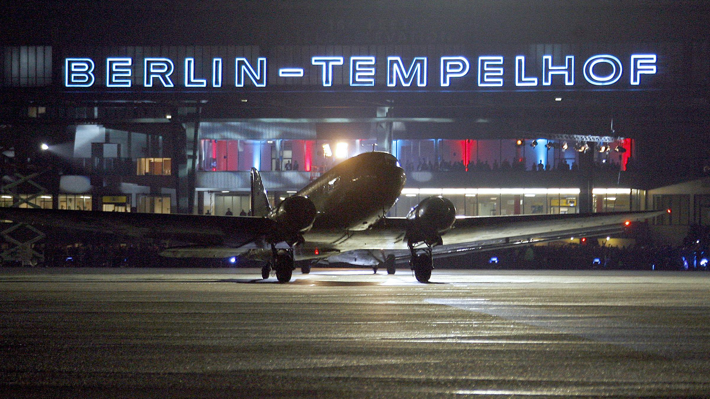 Archiv: Eins der letzten beiden Flugzeuge, ein Rosinenbomber vom Typ Douglas DC 3 verlässt am 30.10.2008 den flughafen Berlin-Tempelhof