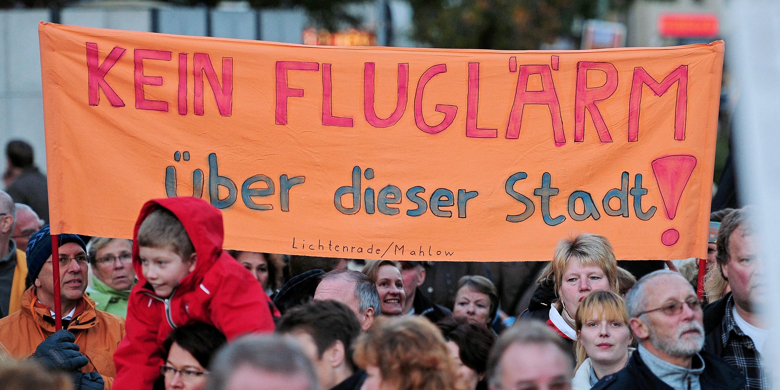 Archiv: Demonstranten protstieren am 18.10.2010 vor dem Bahnhof Lichtenrade in Berlin
