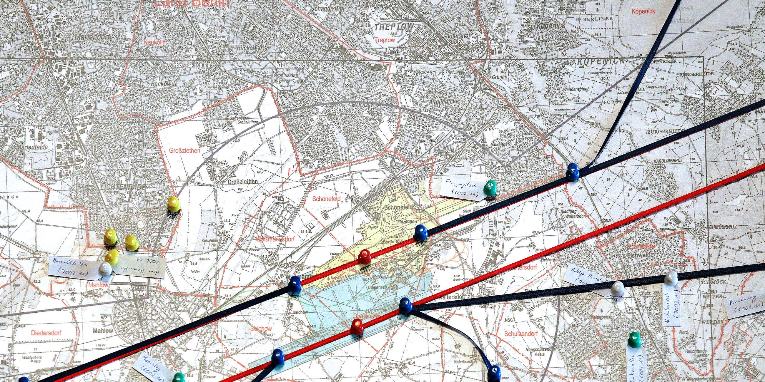 Archiv: Eine Karte mit Flugrouten hängt am 03.07.2012 vor Beginn eines Prozesses gegen den neuen Großflughafen Berlin-Brandenburg im Bundesverwaltungsgericht in Leipzig