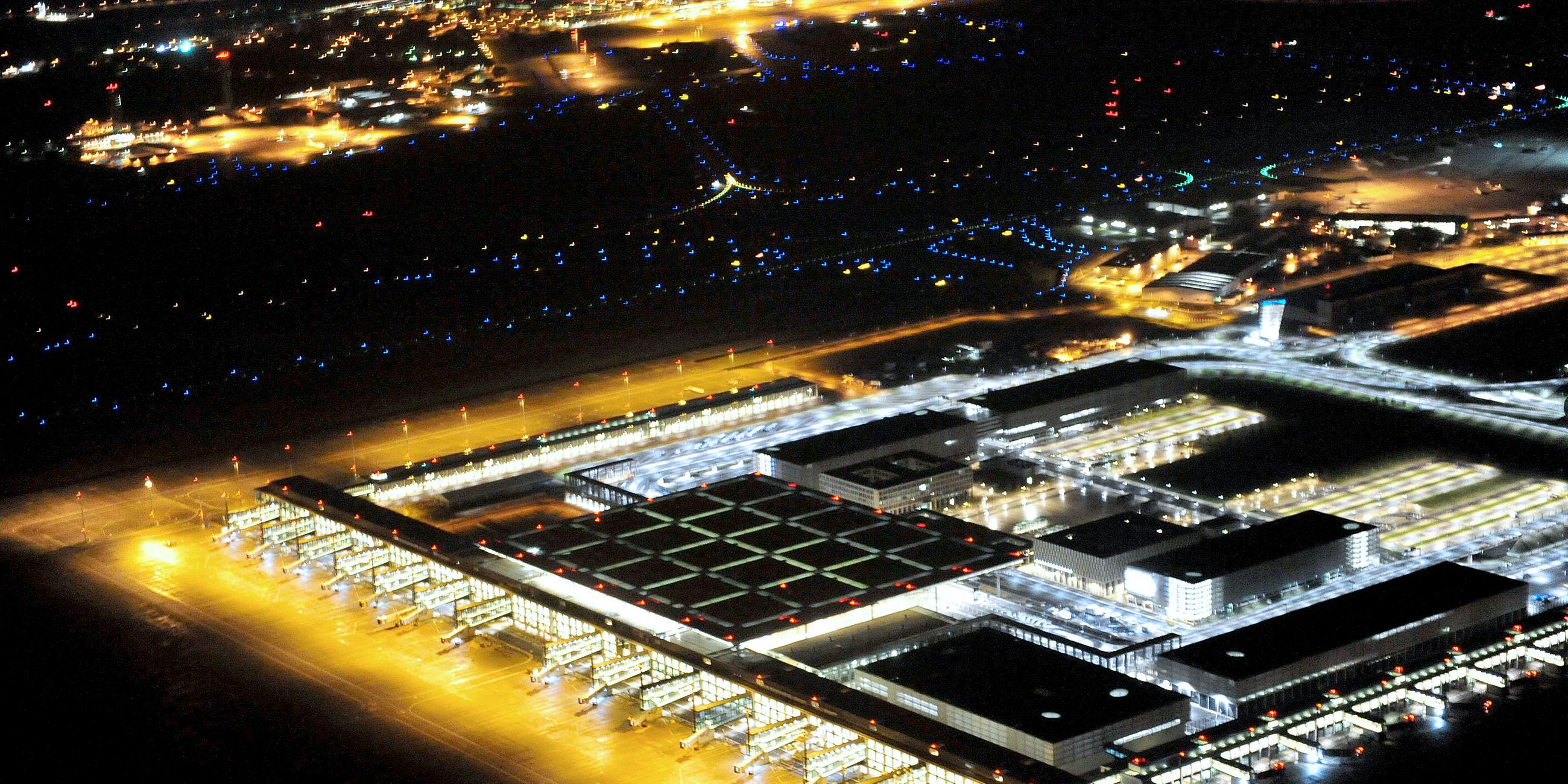 Archiv: Blick bei Nacht auf das beleuchtete Terminal und die Rollflächen des Flughafens Berlin Brandenburg am 10.10.2012