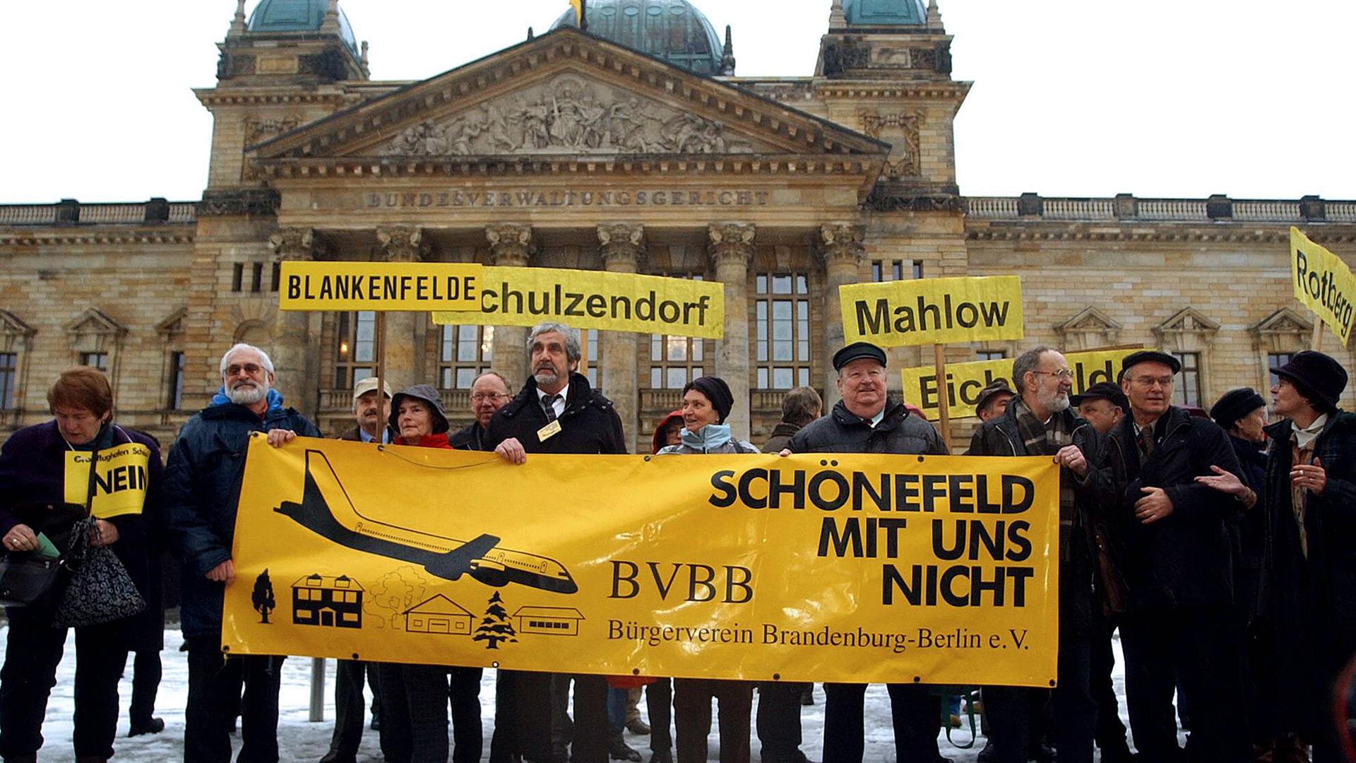 Archiv: Der Bürgerverein Brandenburg Berlin e.V. (BVBB) demonstriert vor dem Bundesverwaltungsgericht gegen den Ausbau des Flughafens Berlin Schönefeld am 07.02.2006