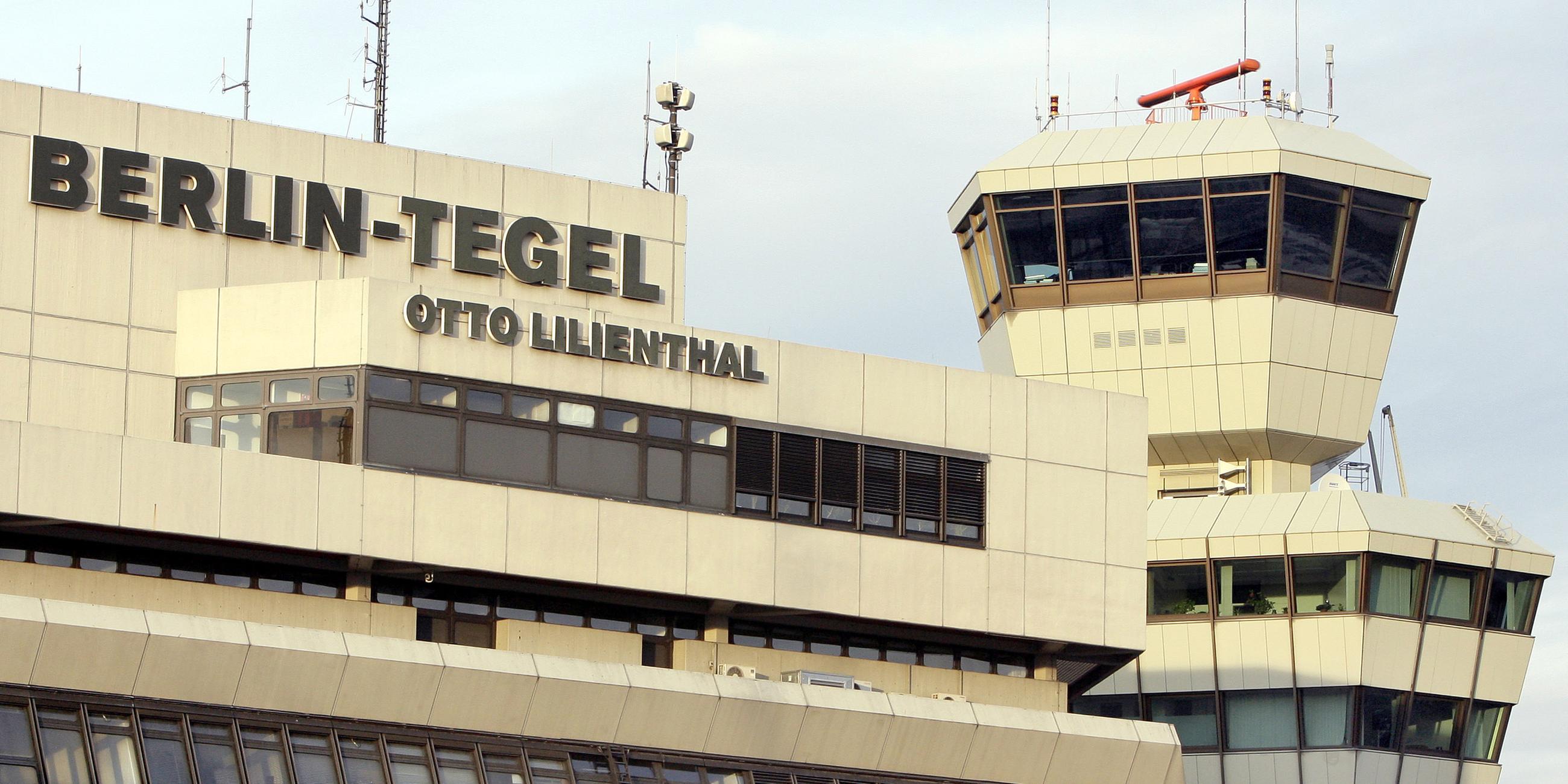 Auf dem Foto sieht man das Hauptgebäude des Flughafen Berlin Tegel von vorne. 