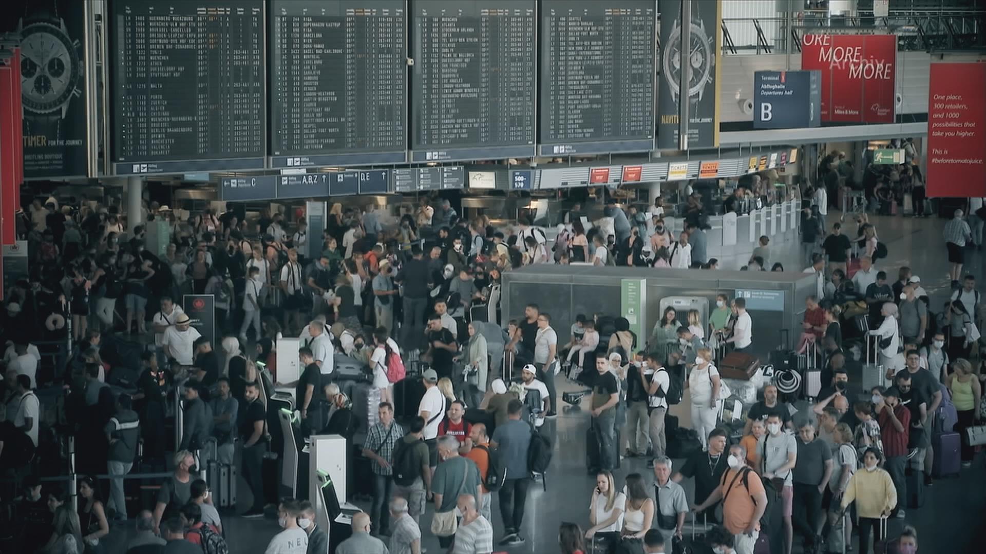 Auf dem Bild ist die Halle des Frankfurter Flughafens zu sehen.