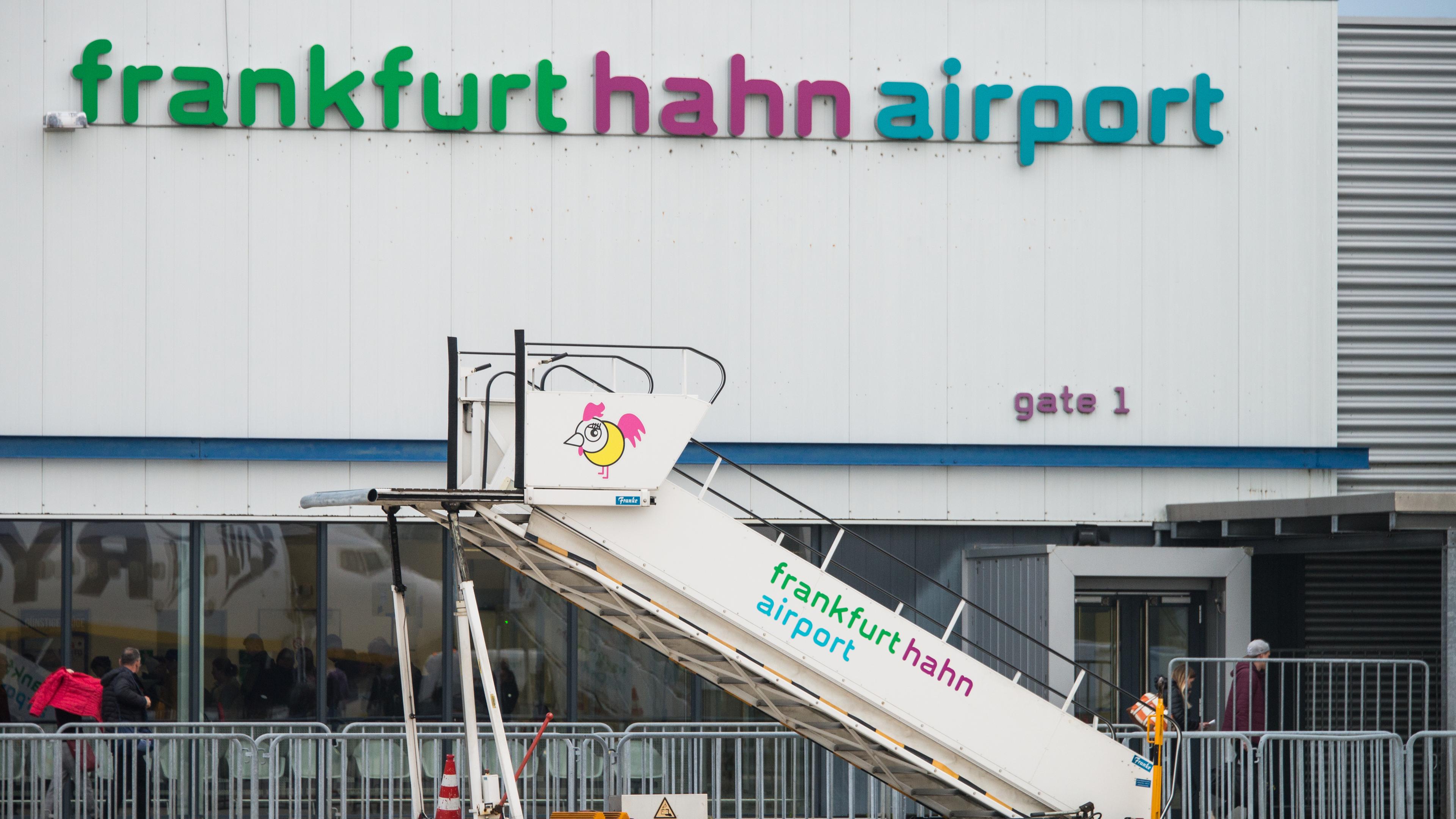 Eine Gangway steht auf dem Rollfeld des Flughafen Frankfurt-Hahn