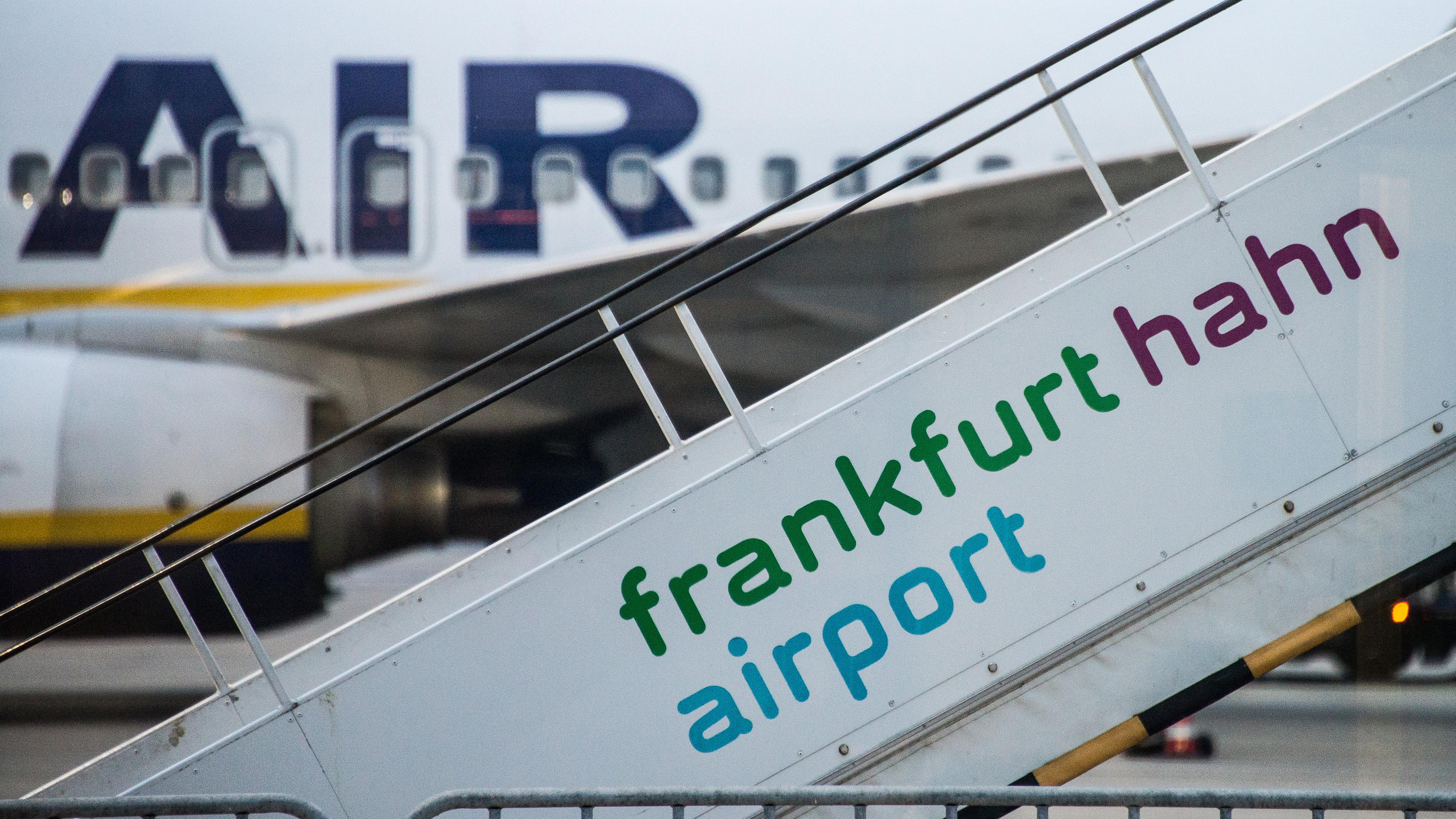 Rheinland-Pfalz, Lautzenhausen: Eine Gangway mit der Aufschrift "frankfurt hahn airport" steht auf dem Rollfeld des insolventen Hunsrück-Flughafens Hahn.