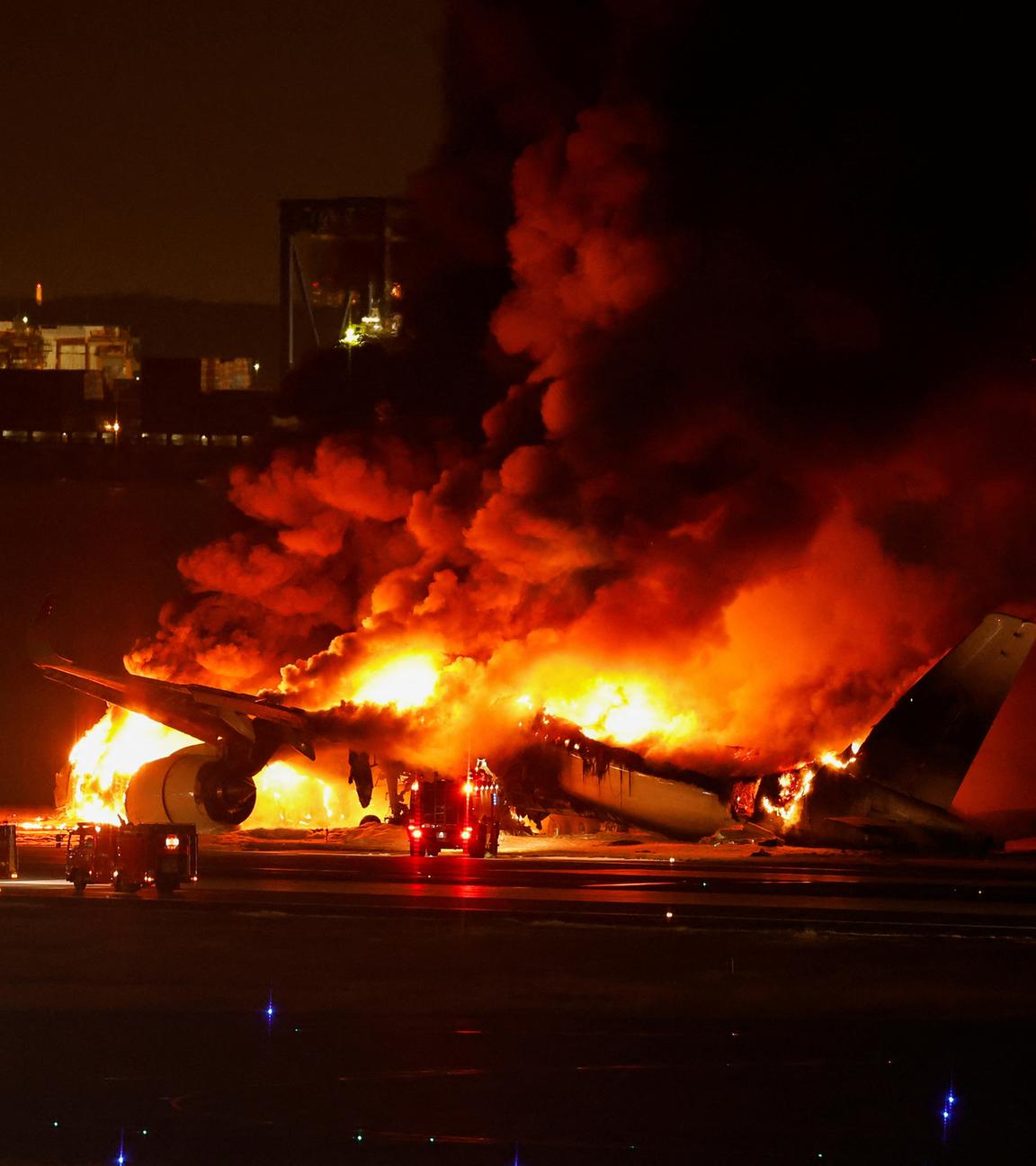 Das A350-Flugzeug von Japan Airlines brennt auf dem internationalen Flughafen Haneda in Tokio, Japan, am 02.01.2024.