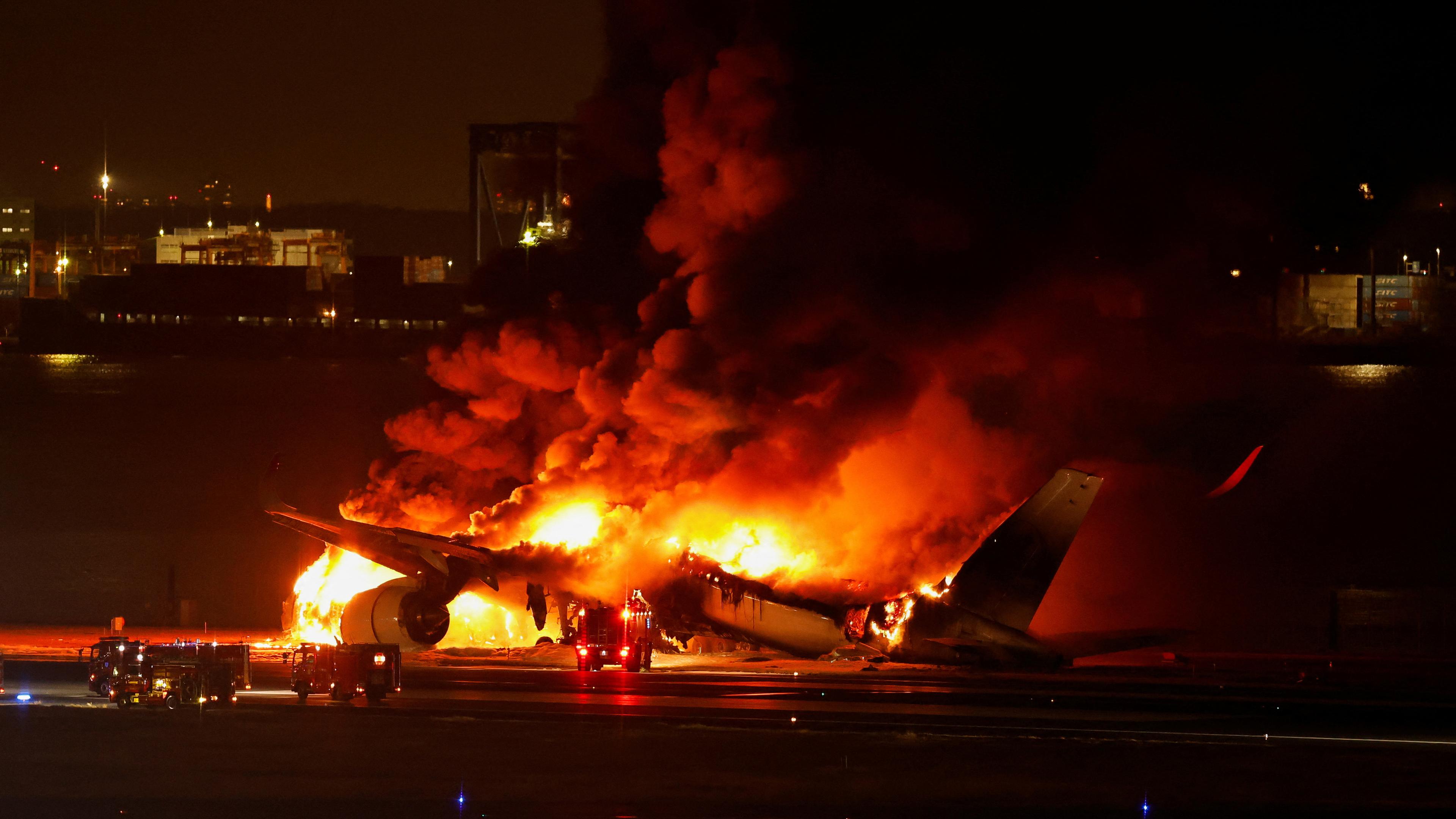 Das A350-Flugzeug von Japan Airlines brennt auf dem internationalen Flughafen Haneda in Tokio, Japan, am 02.01.2024.