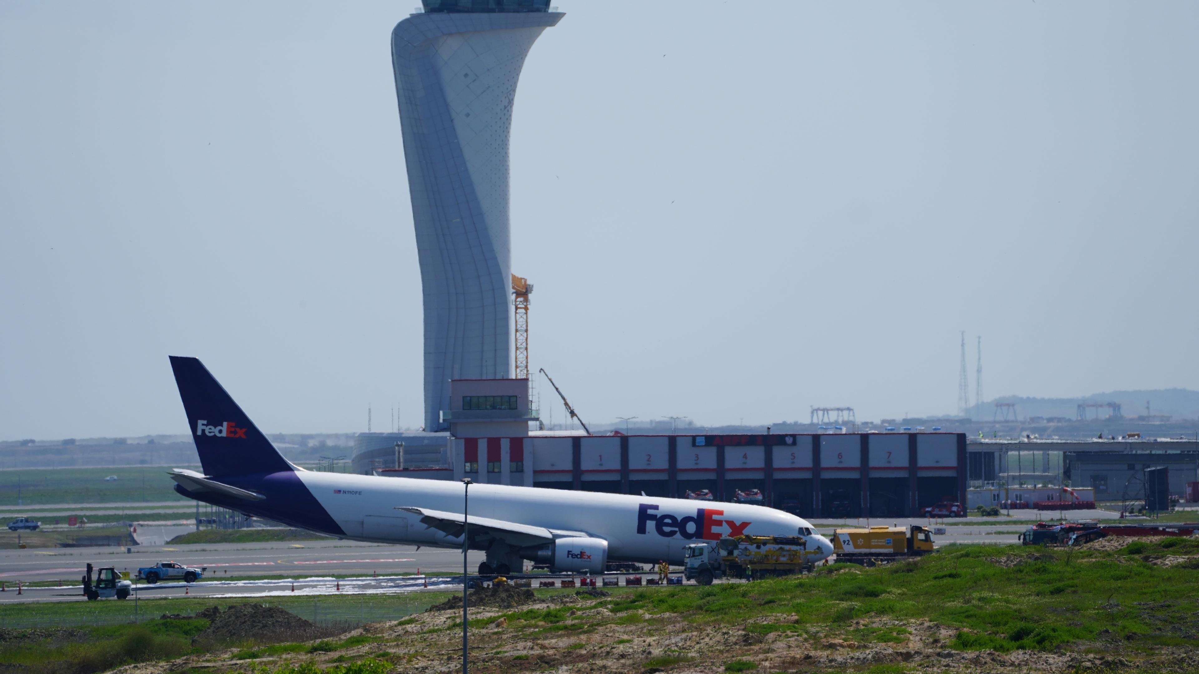 Ein Frachtflugzeug ist am 08.05.2024, in Istanbul, Türkei, wegen eines defekten Fahrwerks auf der Nase des Flugzeugs gelandet.