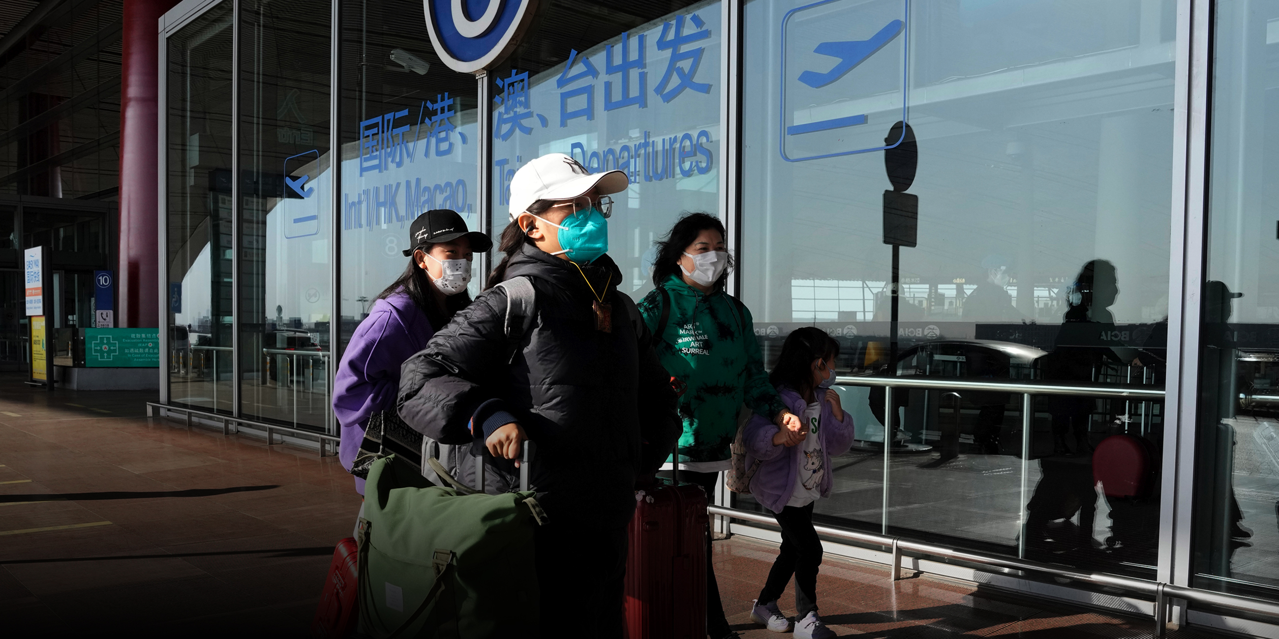 Passagiere kommen am Terminal des Hauptstadtflughafens in Peking an