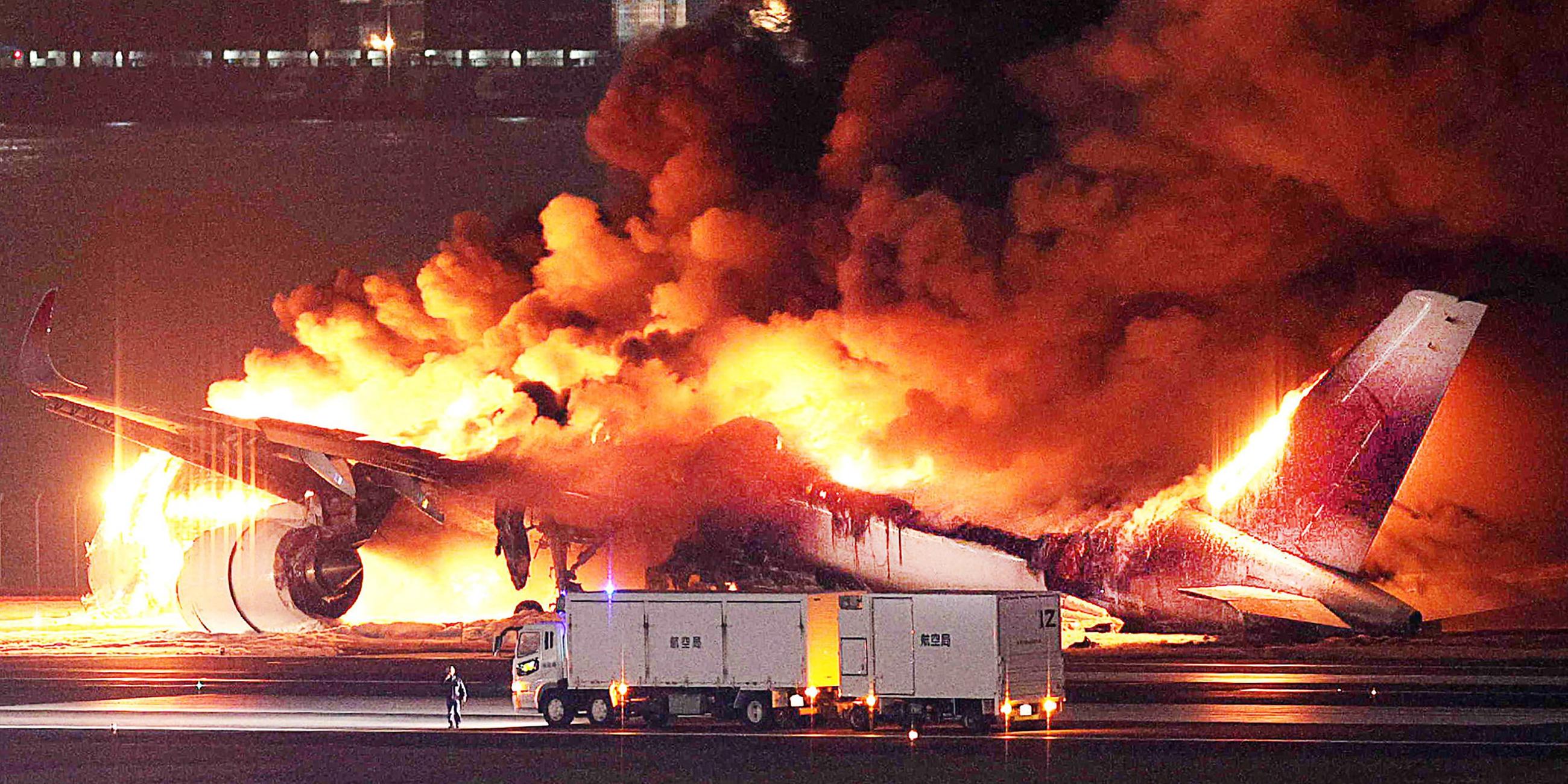 Ein Flugzeug von Japan Airlines in Brand auf dem Tokioter Flughafen Haneda.