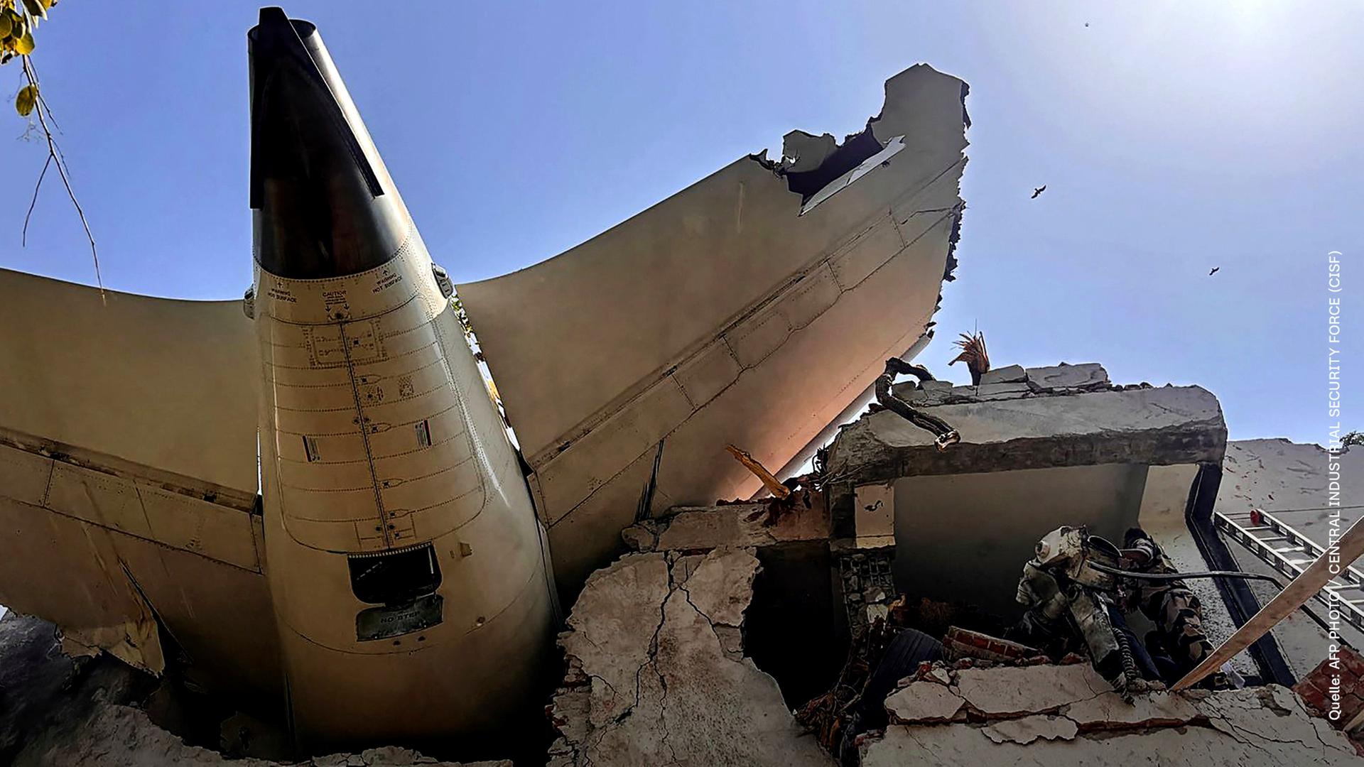 Trümmer des abgestürtzen Flugzeugs in Indien sind in einem zerstörten Wohngebäude zu sehen.