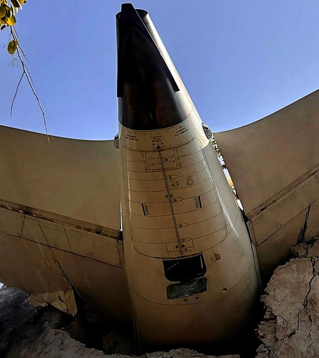 Trümmer des abgestürtzen Flugzeugs in Indien sind in einem zerstörten Wohngebäude zu sehen.