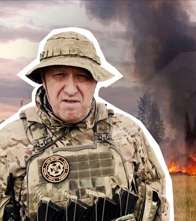 Jewgeni Prigoschin in Militärkleidung mittig im Vorergrund. Im Hintergrund der Ort des Absturzorts?