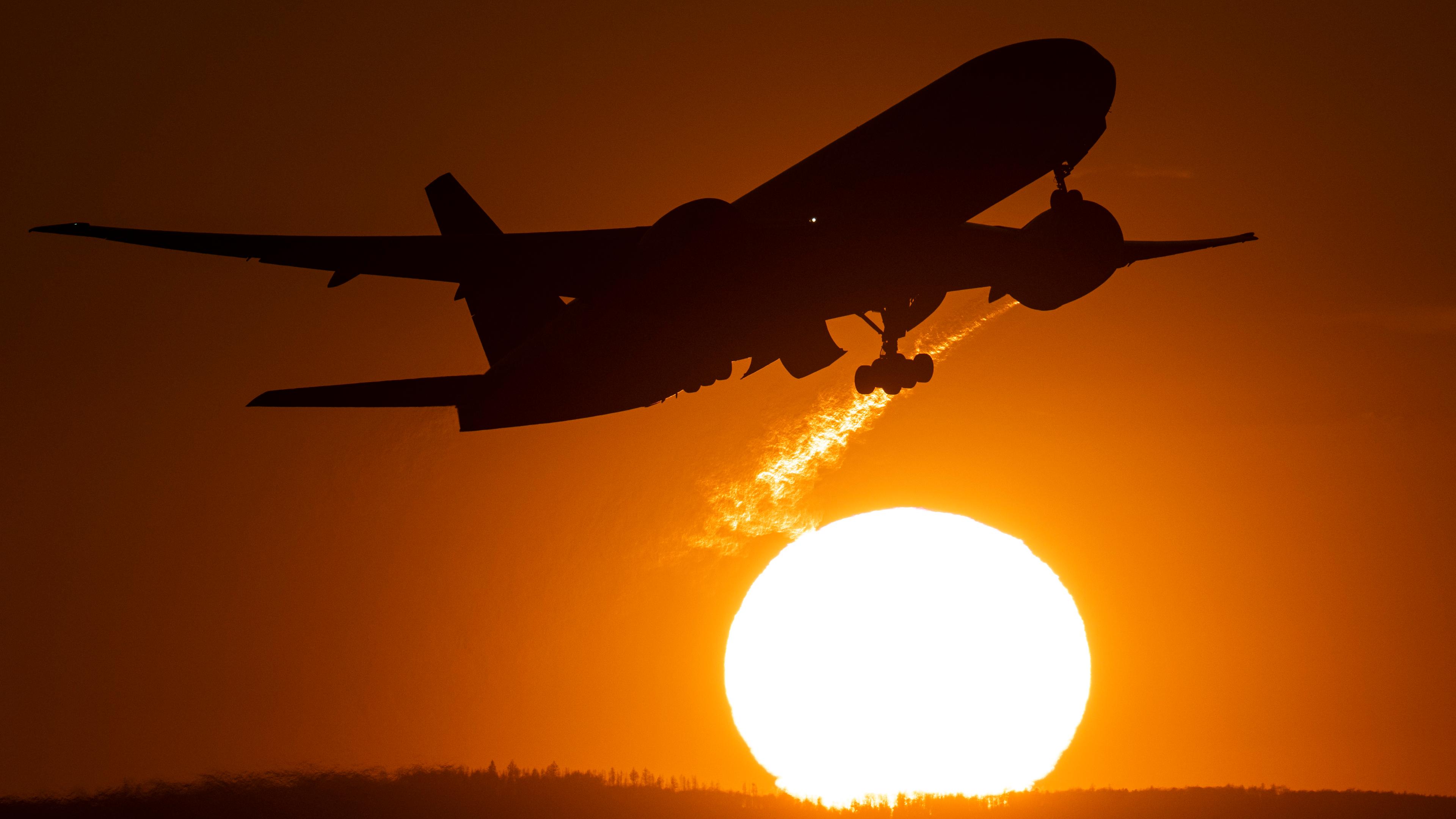 Flugzeug startet im Sonnenuntergang