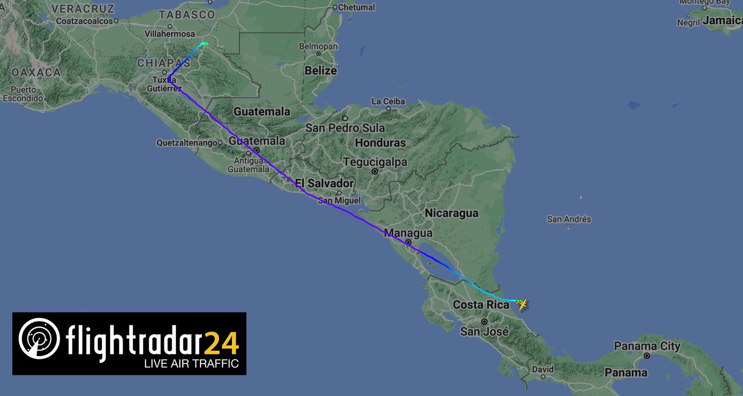 Der Screenshot von Flightradar24.com zeigt die Route des Flugzeuges auf dem Weg von Mexiko nach Puerto Limón an der Karibikküste von Costa Rica.