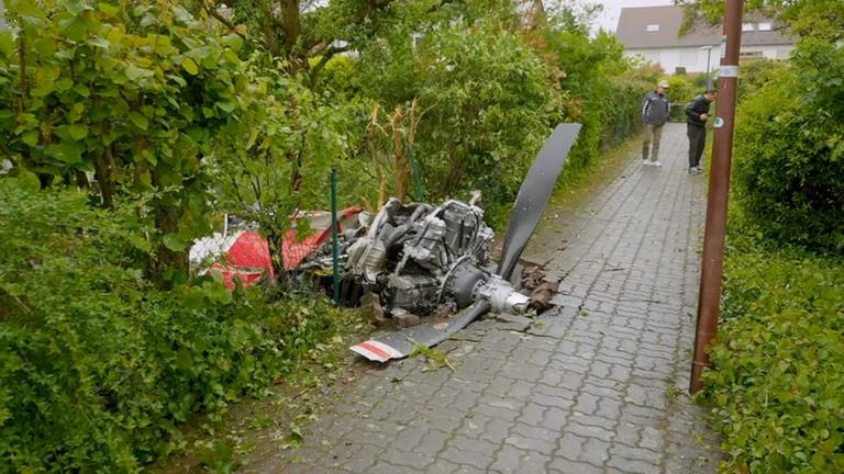 Trümmerteile des Kleinflugzeuges liegen im Wohngebiet.