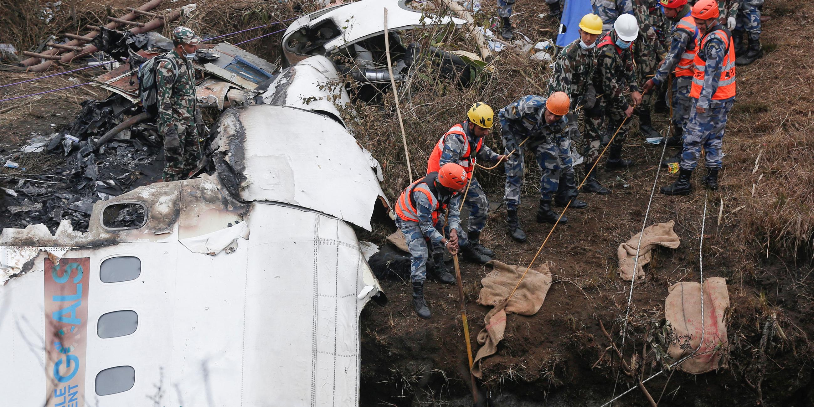 Ein Rettungsteam birgt Opfer vom Ort des Flugzeugabsturzes