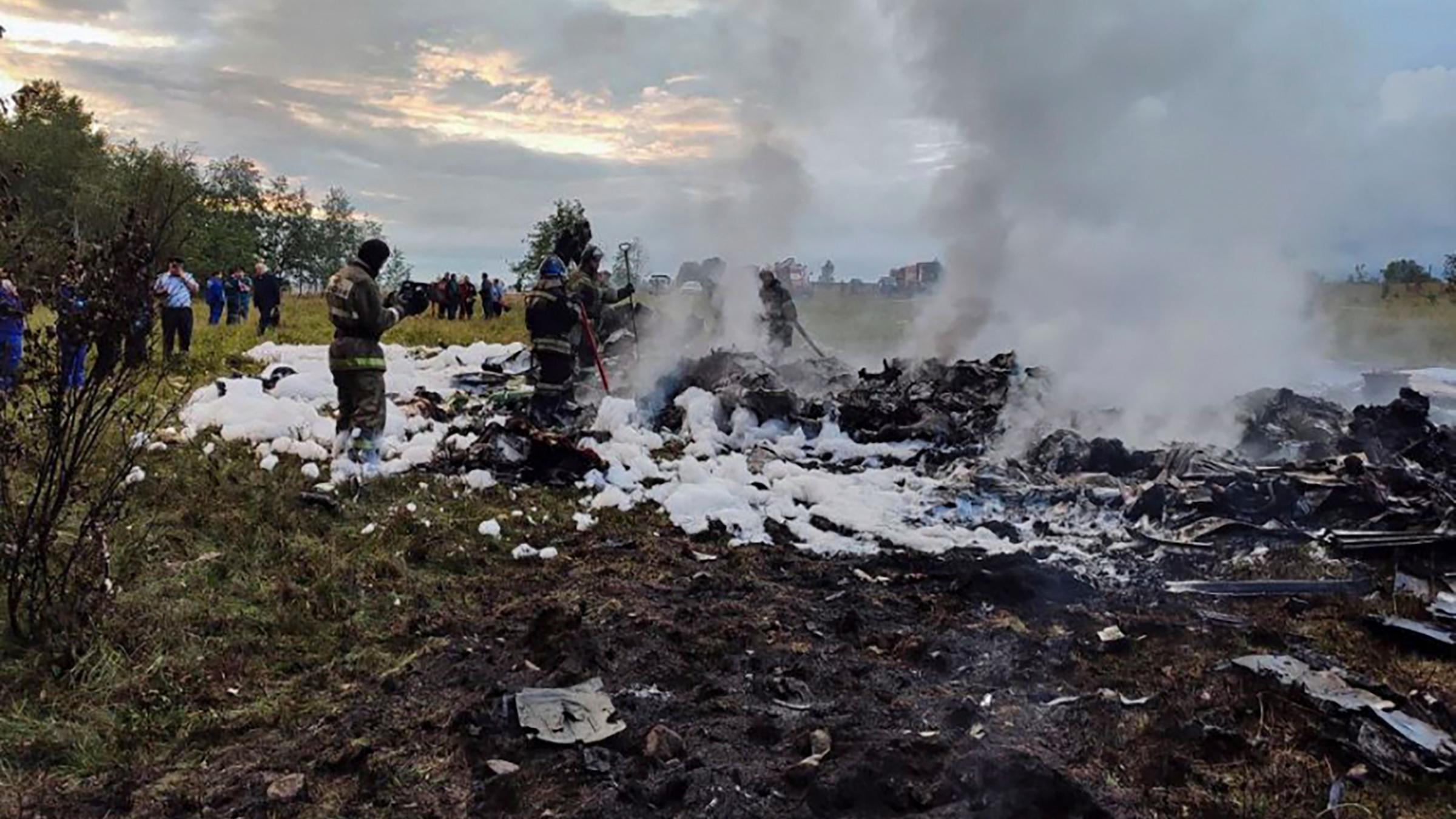 russischen Rettungsdienstes am Ort des Flugzeugabsturzes in der Nähe des Dorfes Kuzhenkino, Region Twer
