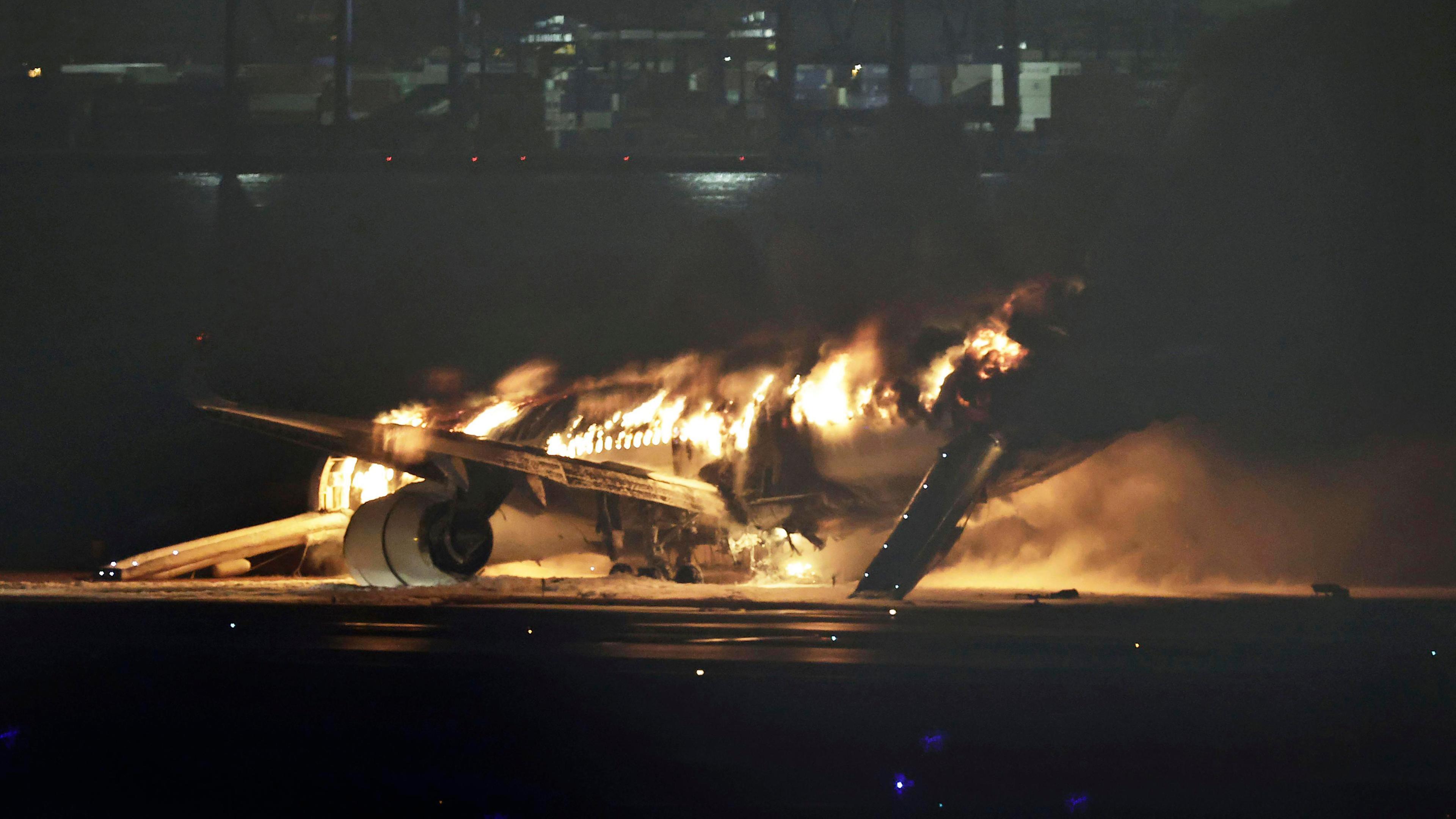 Ein Flugzeug der Japan Airlines brennt auf der Landebahn des Tokioter Flughafens Haneda am 02.01.2024.