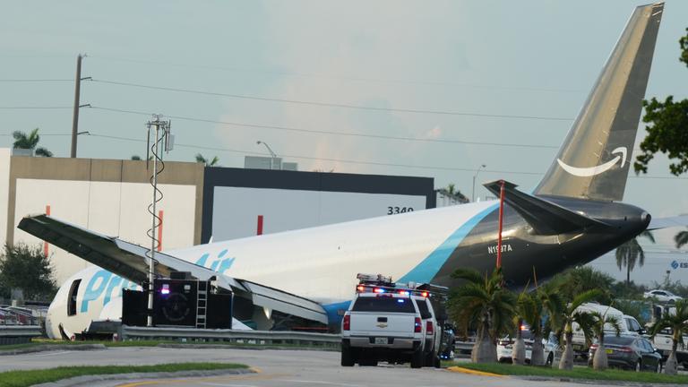 Miami: Ein Frachtflugzeug des Online-Händlers Amazon ist über die Startrampe hinausgeschossen. 