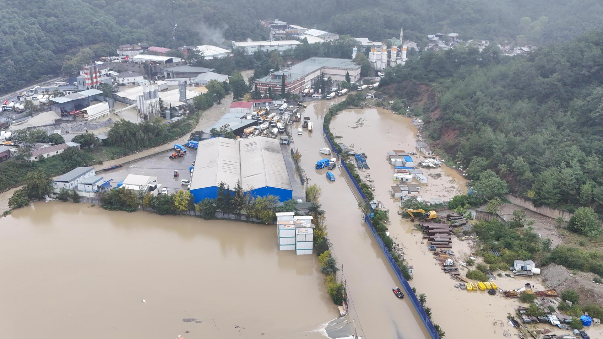  Das Bild zeigt ein überschwemmtes Gebiet im Stadtteil Sariyer in Istanbul