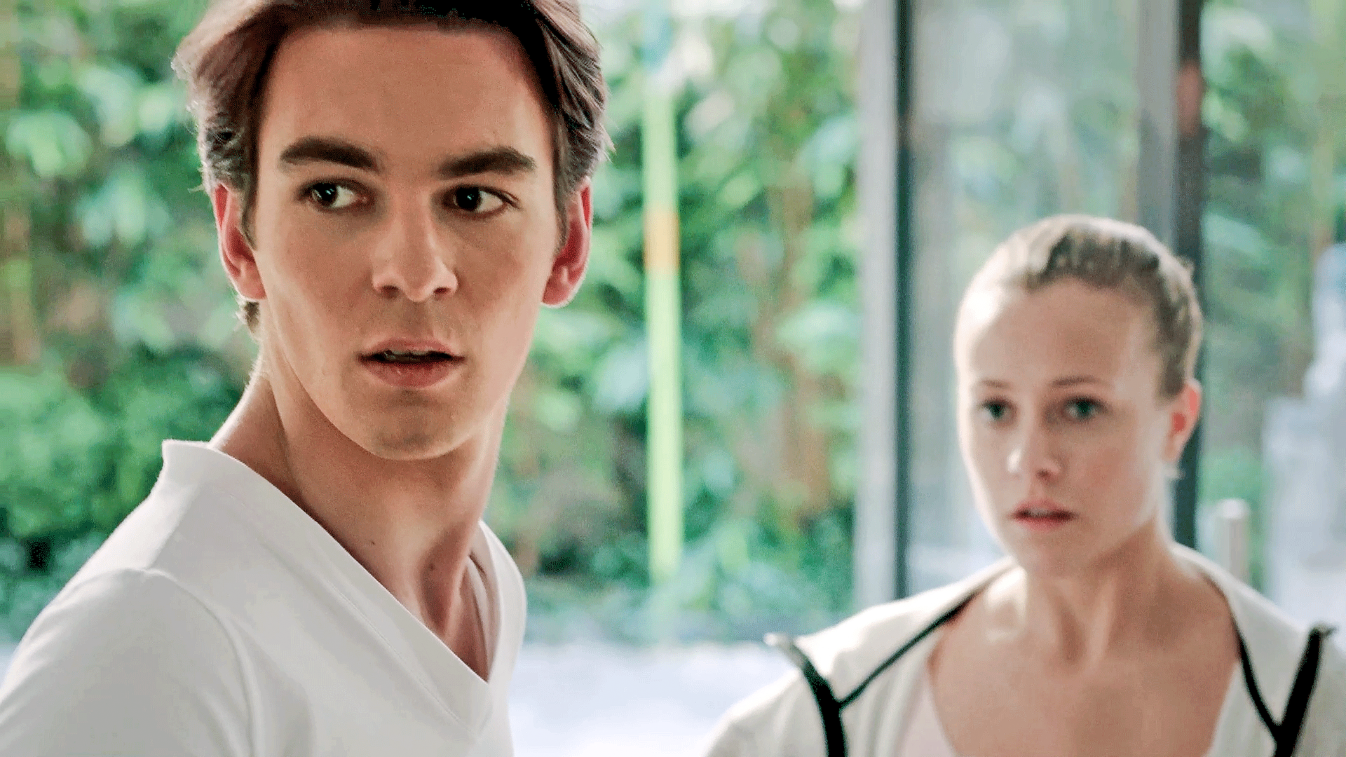 Max schaut erschrocken über die Schulter nach hinten. Lena steht hinter ihm und schaut ebenfalls erschrocken.