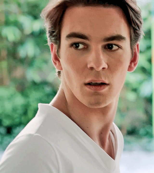 Max schaut erschrocken über die Schulter nach hinten. Lena steht hinter ihm und schaut ebenfalls erschrocken.