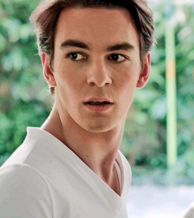 Max schaut erschrocken über die Schulter nach hinten. Lena steht hinter ihm und schaut ebenfalls erschrocken.