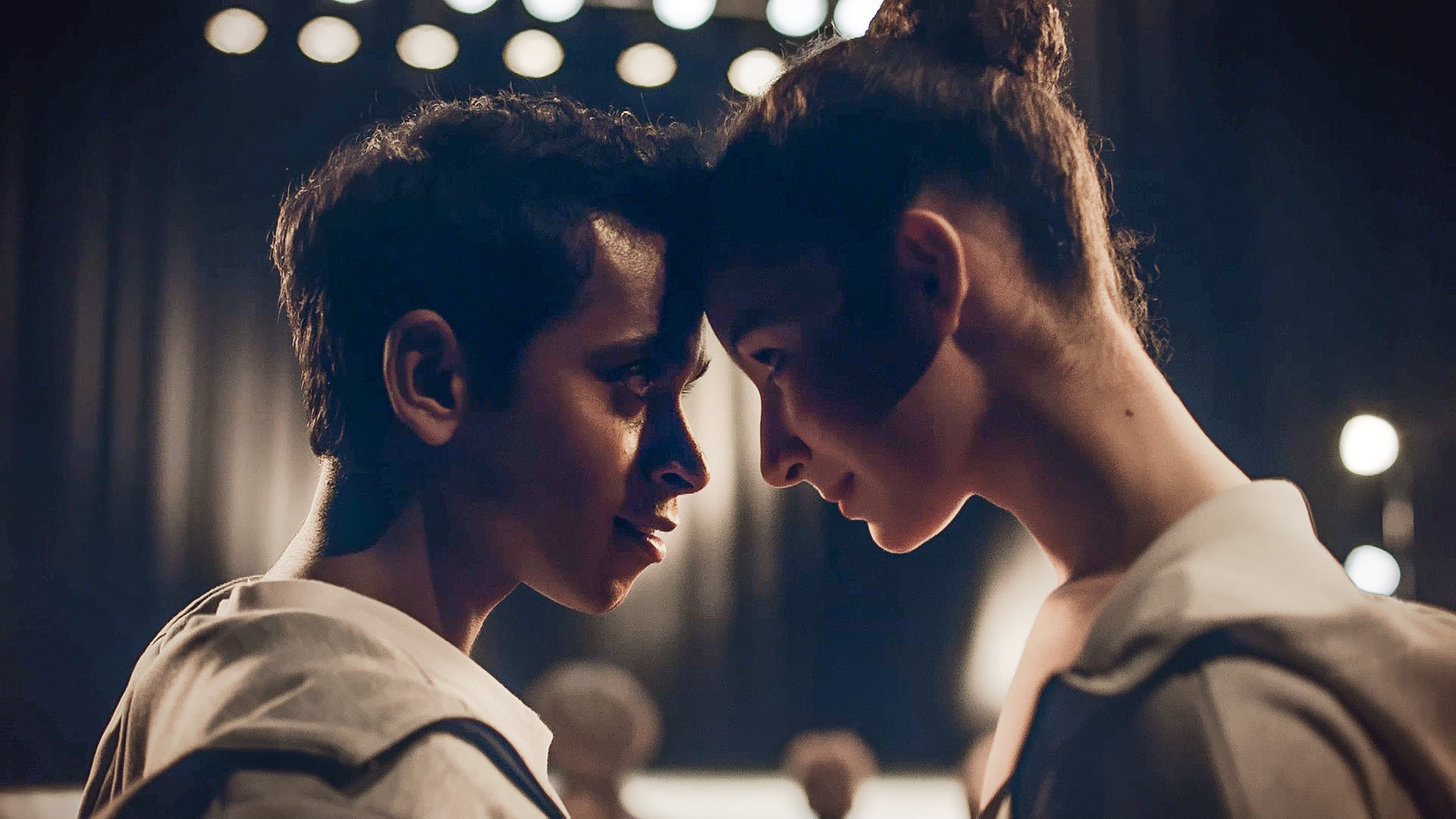 Ines und Dash stehen Kopf an Kopf und schauen sich intensiv an.