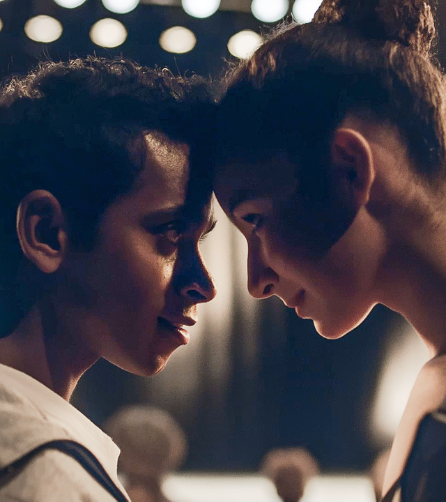 Ines und Dash stehen Kopf an Kopf und schauen sich intensiv an.