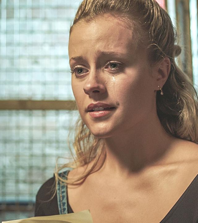 Lena weint.