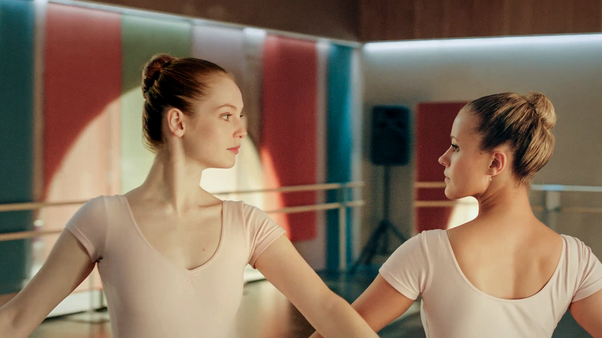 Thea und Lena im Ballettsaal schauen sich feindselig an.