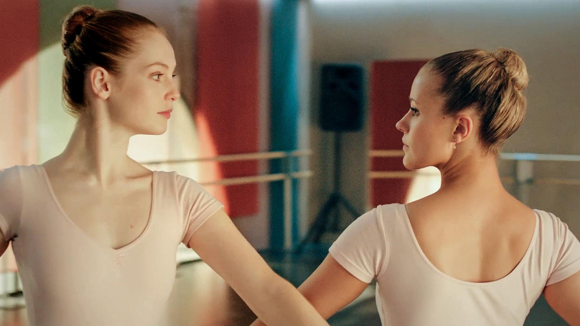 Thea und Lena im Ballettsaal schauen sich feindselig an.
