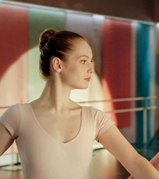 Thea und Lena im Ballettsaal schauen sich feindselig an.