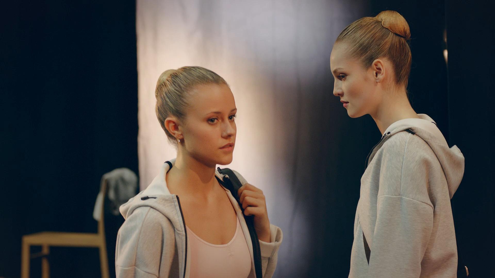Zwei Mädchen im Ballerina-Dress stehen sich gegenüber.