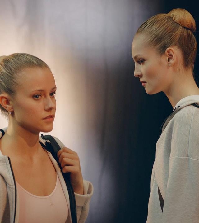 Zwei Mädchen im Ballerina-Dress stehen sich gegenüber.