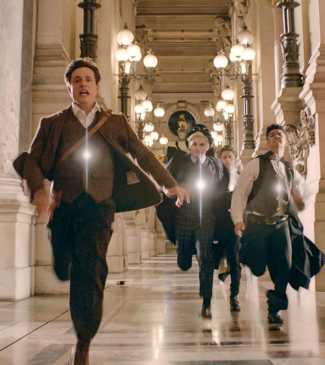 Henri rennt durch einen langen Flur in der Opera Garnier. Hinter ihm her laufen die Zeitsammler, die ihn fangen wollen. 