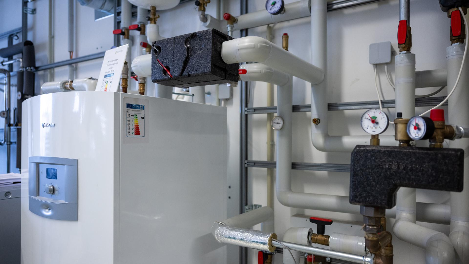 Eine Wärmepumpe steht in einem Raum im Kompetenzzentrum der Innung Sanitär, Heizung und Klima Berlin.