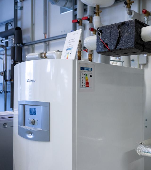 Eine Wärmepumpe steht in einem Raum im Kompetenzzentrum der Innung Sanitär, Heizung und Klima Berlin.