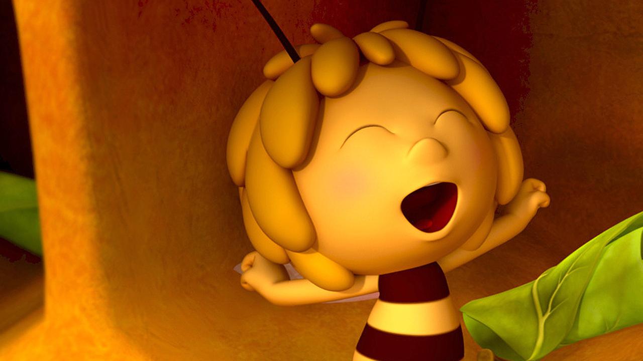 Biene Maja versteckt sich hinter einem Blumenstengel und beobachtet Grashüpfer Willi mit seiner Geige.