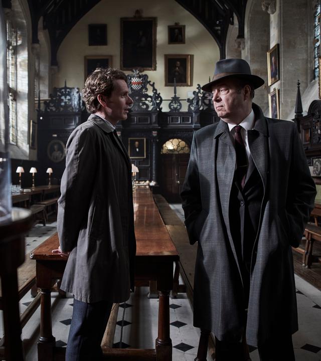 Detective Sergeant Endeavour Morse (Shaun Evans, r.) und Chief Inspector Fred Thursday (Roger Allam, l.) ermitteln im Lonsdale College, wo ein lange verschollenes Fabergé-Ei auf einer Auktion versteigert werden soll.