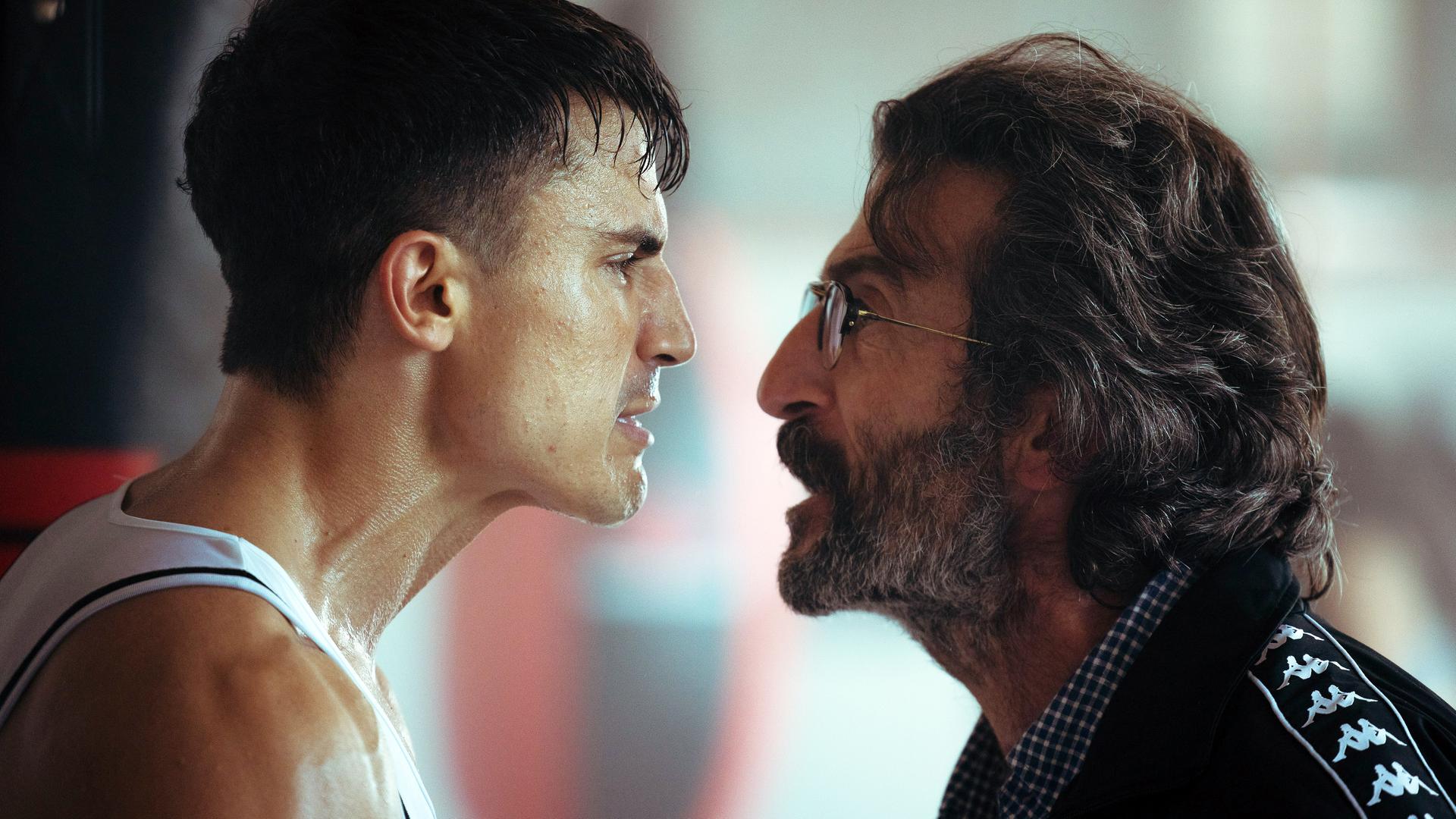 Nando (Álex González, l.) wird von seinem Trainer (Luis Zahera, r.) angeschrien.