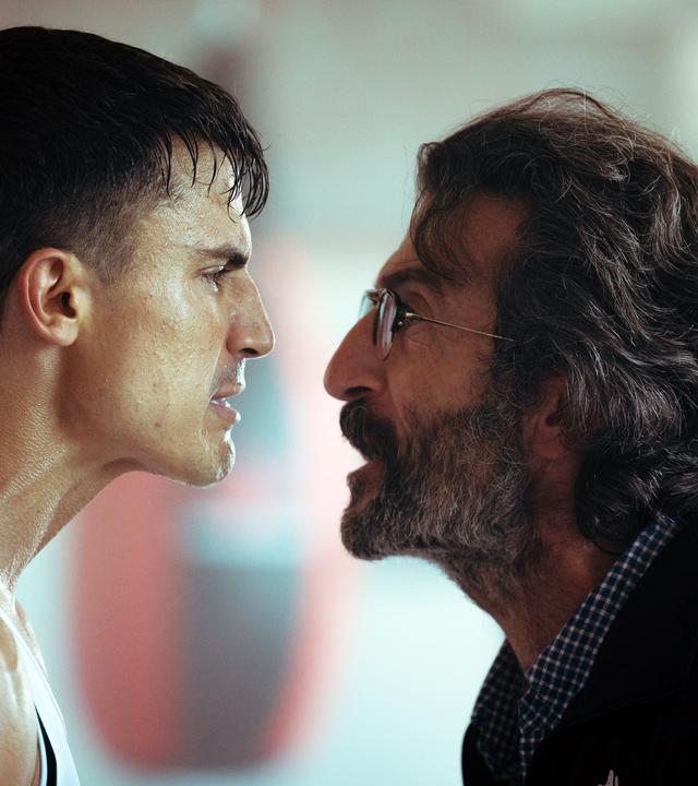 Nando (Álex González, l.) wird von seinem Trainer (Luis Zahera, r.) angeschrien.